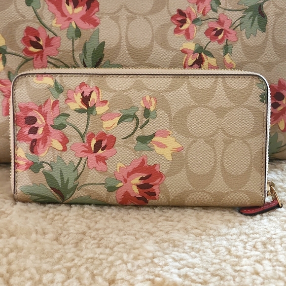 Beautiful Coach Large Reversible Signature Rose & Wallet Tote Set 💐 - Picture 7 of 16
